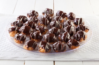 מגש מיני פחזניות - פחזניות ממולאות בקרם פאטיסייר צרפתי עשיר ומצופות בגנאש שוקולד בלגי בעיטור שוקולד לבן