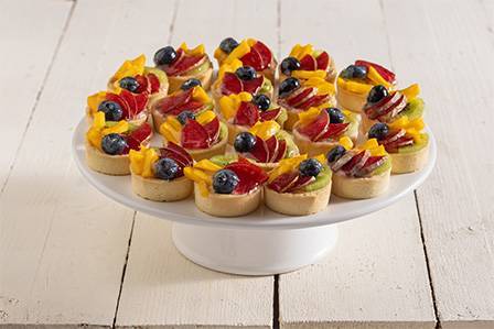 מגש מיני פאי פאטיסייר ופירות טריים- מגיע עם פירות העונה תמונה להמחשה בלבד