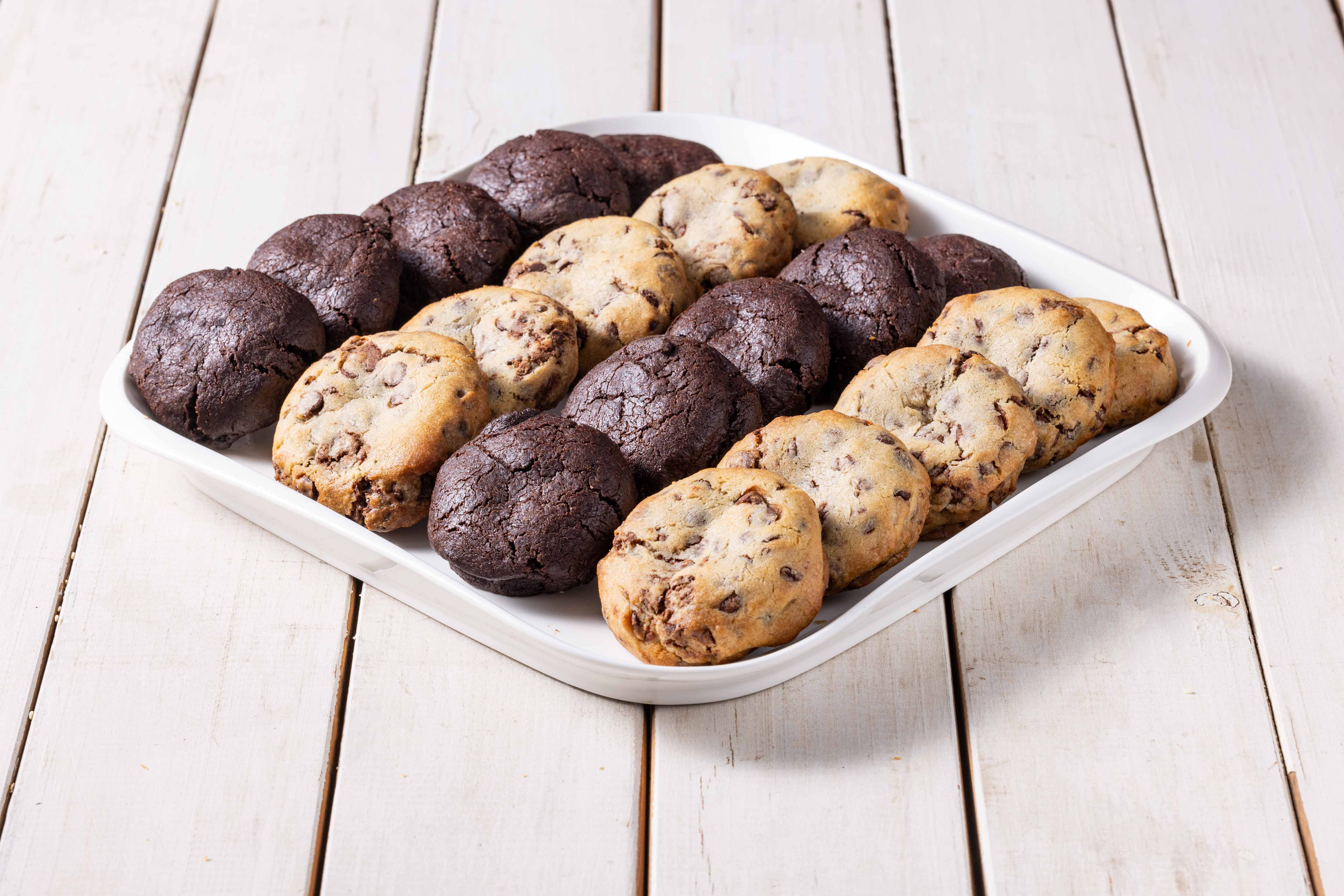 מגש מיני קוקיס - 20 עוגיות אמסטרדם ושוקולד צ'פס רכות 