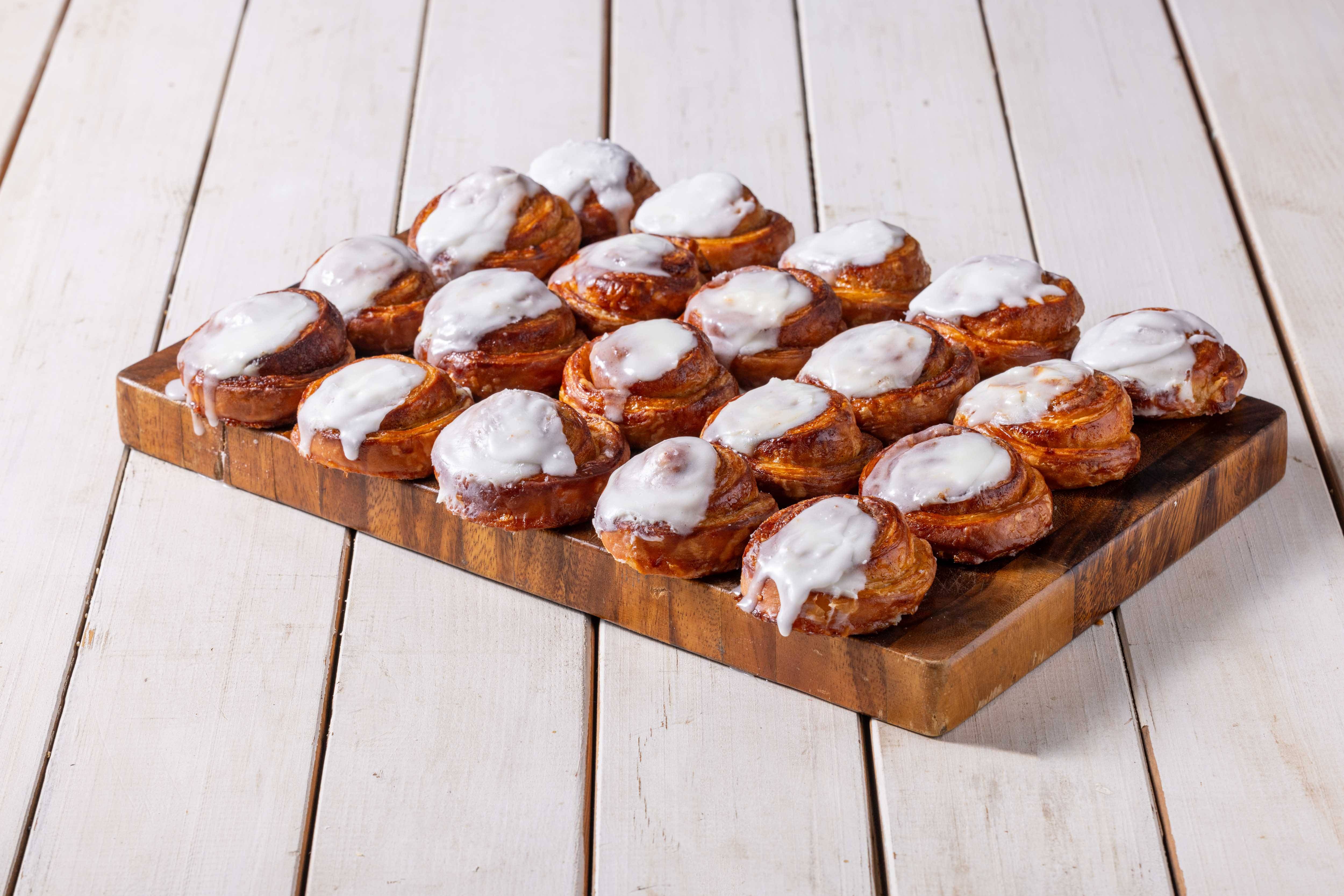 מגש מיני סינבון - 20 מאפי סינבון בזיגוג קרים צ'יז