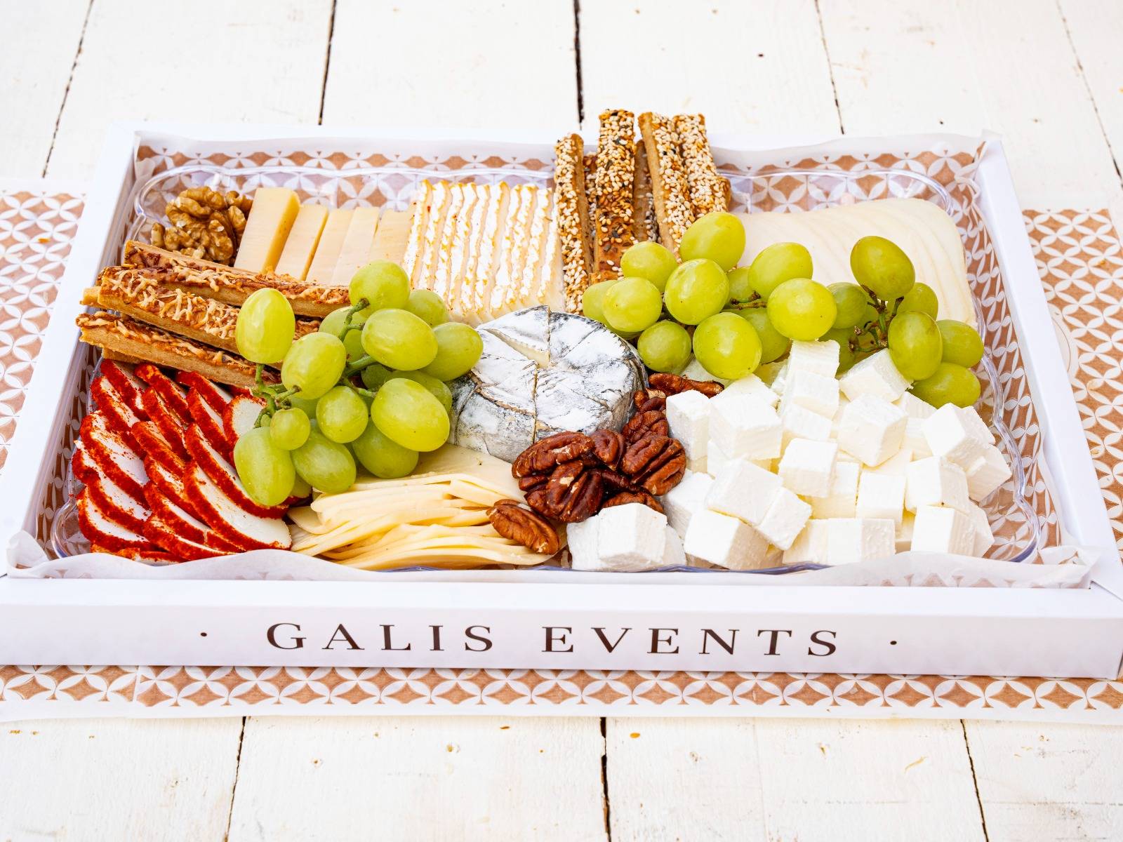 מגש גבינות בעיטור מקלות מלוחים