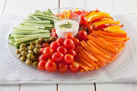 מגש ירקות טריים טבעוני