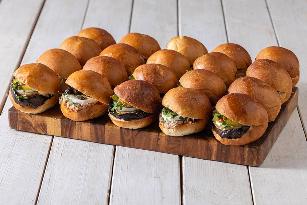מגש מיני לחמניות בריוש סביח ופריקסה (ברכת מזונות)